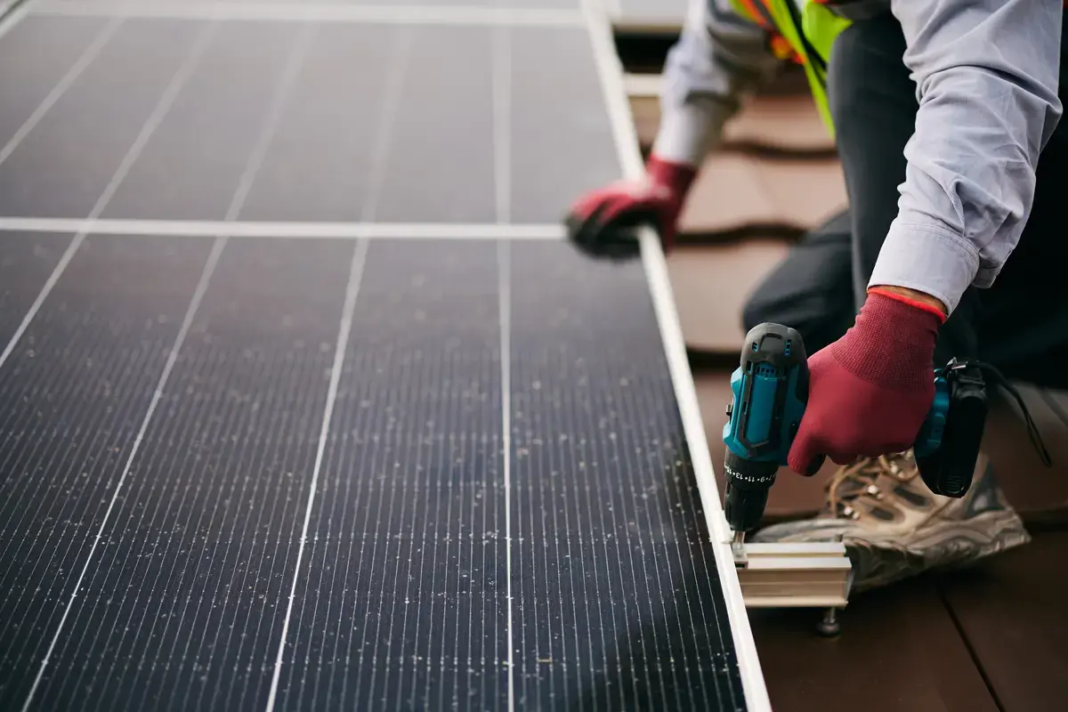 Filas de paneles solares instalados sobre la cubierta de una nave industrial en Ciudad Real